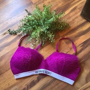 Victoria's Secret Size 36D purple lace lined no wire bra